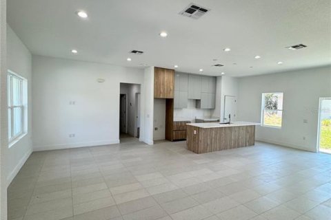 House in Poinciana, Florida 3 bedrooms, 147.9 sq.m. № 1717527 - photo 6