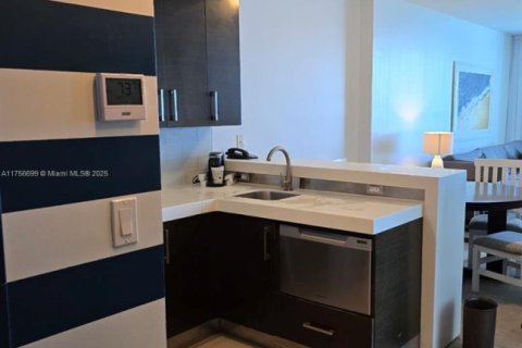 Condominio en venta en Sunny Isles Beach, Florida, 2 dormitorios, 111.58 m2 № 1962816 - foto 18