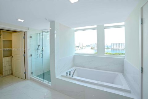 Condo in Sunny Isles Beach, Florida, 3 bedrooms  № 1948192 - photo 23