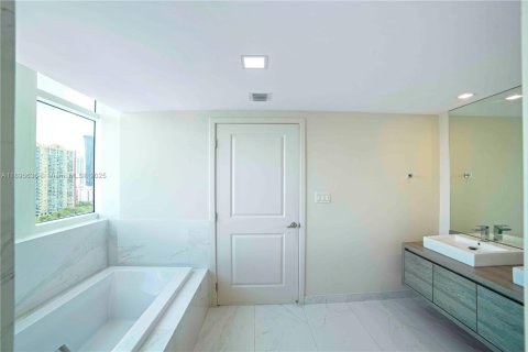 Condo in Sunny Isles Beach, Florida, 3 bedrooms  № 1948192 - photo 24