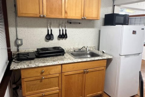 Casa en alquiler en Miami, Florida, 65.03 m2 № 1993466 - foto 2