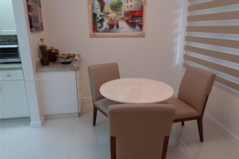 Copropriété à vendre à Pembroke Pines, Floride: 2 chambres, 126.72 m2 № 1977931 - photo 15