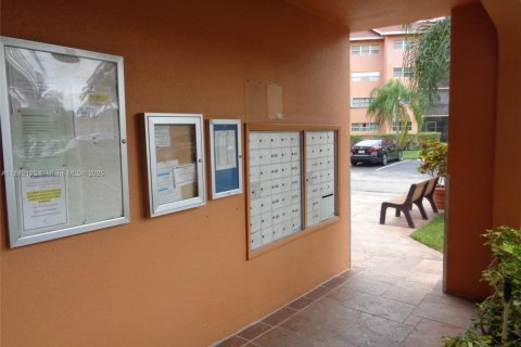 Copropriété à vendre à Pembroke Pines, Floride: 2 chambres, 126.72 m2 № 1977931 - photo 3