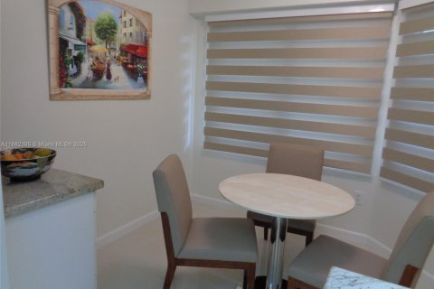 Copropriété à vendre à Pembroke Pines, Floride: 2 chambres, 126.72 m2 № 1977931 - photo 14