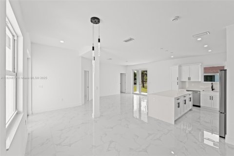 Купить виллу или дом в Лихай-Эйкерс, Флорида 3 спальни, 132.39м2, № 1790713 - фото 5