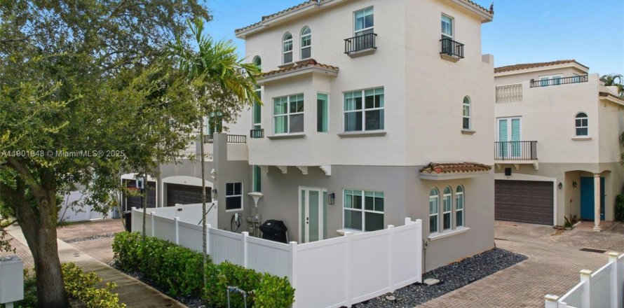 Townhouse in Fort Lauderdale, Florida 3 bedrooms, 191.66 sq.m. № 1953291