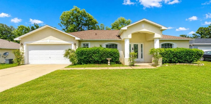 House in Ocala, Florida 3 bedrooms, 187.66 sq.m. № 2102656