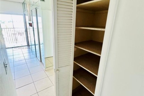 Copropriété à louer à Hallandale Beach, Floride: 1 chambre № 1987821 - photo 15