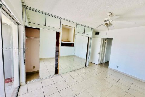 Copropriété à louer à Hallandale Beach, Floride: 1 chambre № 1987821 - photo 11