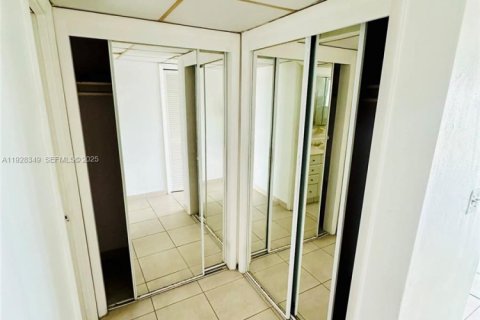 Copropriété à louer à Hallandale Beach, Floride: 1 chambre № 1987821 - photo 14