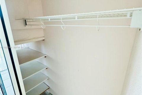 Copropriété à louer à Hallandale Beach, Floride: 1 chambre № 1987821 - photo 13