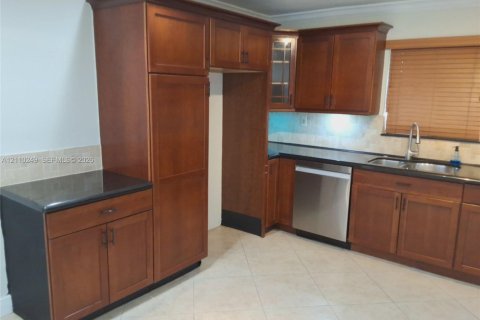 House in Wilton Manors, Florida 3 bedrooms, 147.71 sq.m. № 2428105 - photo 8