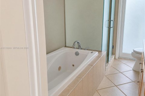 House in Wilton Manors, Florida 3 bedrooms, 147.71 sq.m. № 2428105 - photo 21