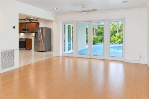 House in Wilton Manors, Florida 3 bedrooms, 147.71 sq.m. № 2428105 - photo 3