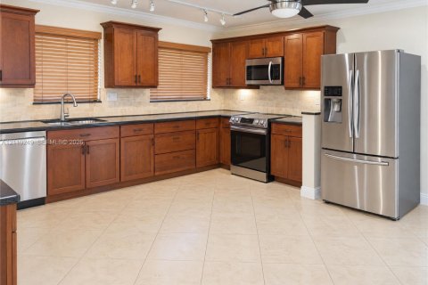 House in Wilton Manors, Florida 3 bedrooms, 147.71 sq.m. № 2428105 - photo 6