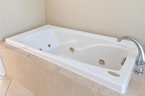 House in Wilton Manors, Florida 3 bedrooms, 147.71 sq.m. № 2428105 - photo 28