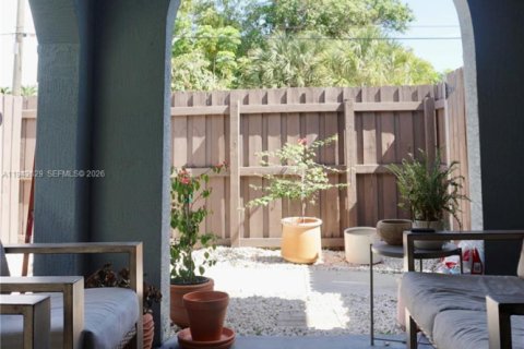 House in Fort Lauderdale, Florida 3 bedrooms, 226.59 sq.m. № 2000538 - photo 5