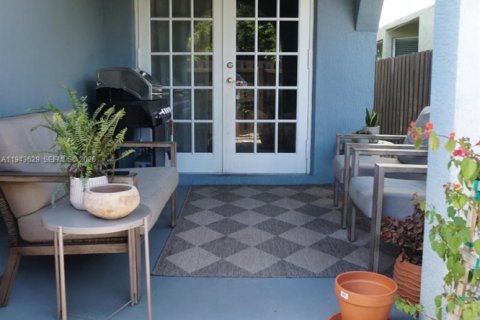 House in Fort Lauderdale, Florida 3 bedrooms, 226.59 sq.m. № 2000538 - photo 4