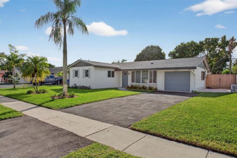 Дом в Маргит, Флорида 3 спальни, 115.11м2 № 2002565