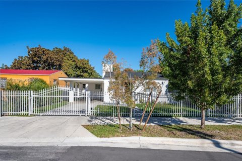Villa ou maison à louer à Miami, Floride: 3 chambres, 141.4 m2 № 1996834 - photo 3