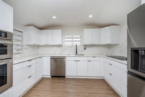 Villa ou maison à louer à Miami, Floride: 3 chambres, 141.4 m2 № 1996834 - photo 12