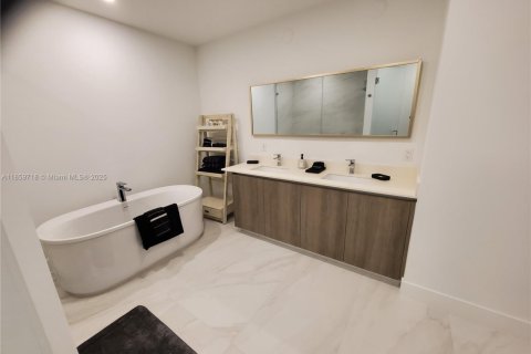 Condo in Sunny Isles Beach, Florida, 2 bedrooms  № 1980008 - photo 21