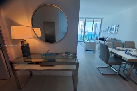 Condo in Sunny Isles Beach, Florida, 2 bedrooms  № 1980008 - photo 23