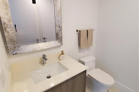 Condo in Sunny Isles Beach, Florida, 2 bedrooms  № 1980008 - photo 18