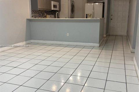 Apartment in Hialeah, Florida 2 bedrooms, 80.82 sq.m. № 2000222 - photo 9
