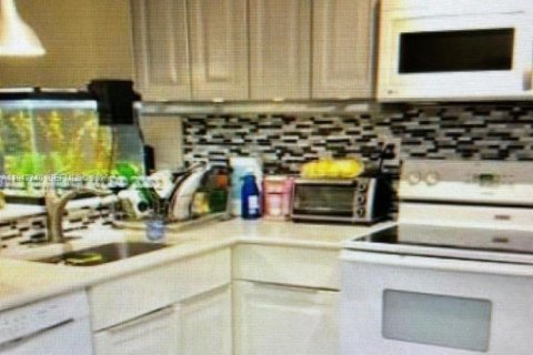 Apartment in Hialeah, Florida 2 bedrooms, 80.82 sq.m. № 2000222 - photo 7