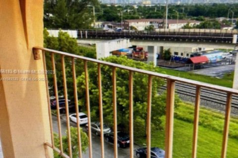 Apartment in Hialeah, Florida 2 bedrooms, 80.82 sq.m. № 2000222 - photo 11