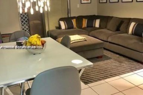 Apartment in Hialeah, Florida 2 bedrooms, 80.82 sq.m. № 2000222 - photo 4