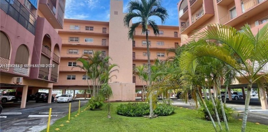 Apartment in Hialeah, Florida 2 bedrooms, 80.82 sq.m. № 2000222