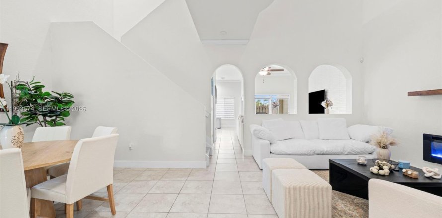 Adosado en Homestead, Florida 3 dormitorios, 184.97 m2 № 2058947