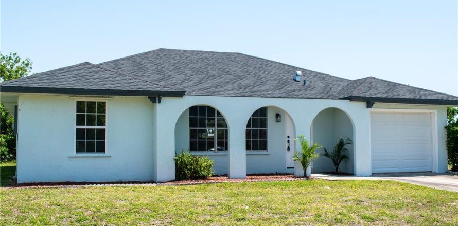 House in Port Charlotte, Florida 3 bedrooms, 113.43 sq.m. № 1743211