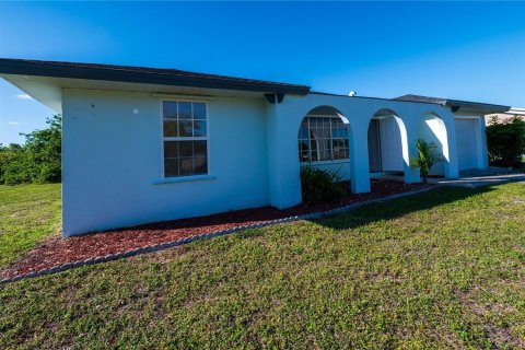 House in Port Charlotte, Florida 3 bedrooms, 113.43 sq.m. № 1743211 - photo 4