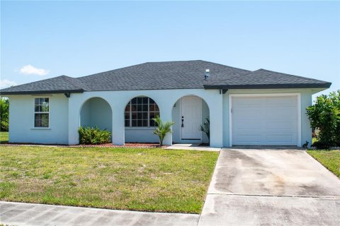 House in Port Charlotte, Florida 3 bedrooms, 113.43 sq.m. № 1743211 - photo 5