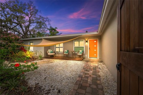 House in Sarasota, Florida 3 bedrooms, 143.81 sq.m. № 1508979 - photo 1