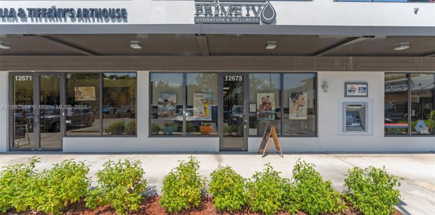 Commercial property in Pinecrest, Florida № 1945461
