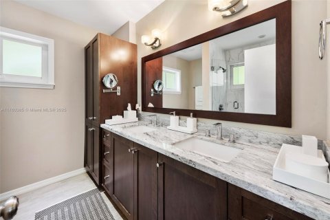 House in Coral Gables, Florida 4 bedrooms, 204.01 sq.m. № 1711925 - photo 18