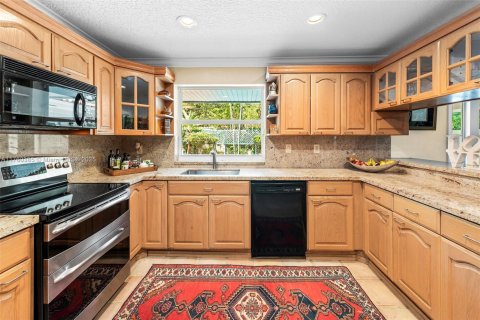 House in Coral Gables, Florida 4 bedrooms, 204.01 sq.m. № 1711925 - photo 13
