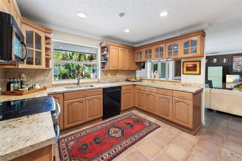 House in Coral Gables, Florida 4 bedrooms, 204.01 sq.m. № 1711925 - photo 14