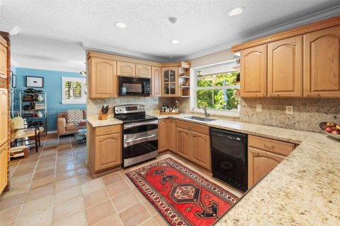 House in Coral Gables, Florida 4 bedrooms, 204.01 sq.m. № 1711925 - photo 15
