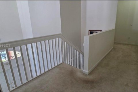 House in Miami, Florida 5 bedrooms, 231.51 sq.m. № 2036691 - photo 27