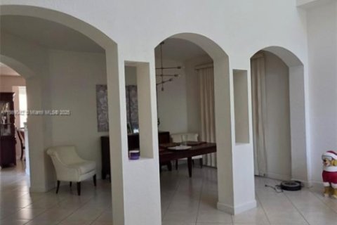 House in Miami, Florida 5 bedrooms, 231.51 sq.m. № 2036691 - photo 3