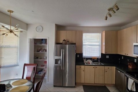 House in Miami, Florida 5 bedrooms, 231.51 sq.m. № 2036691 - photo 16