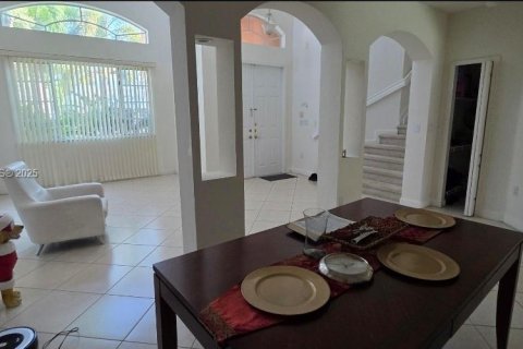 House in Miami, Florida 5 bedrooms, 231.51 sq.m. № 2036691 - photo 10