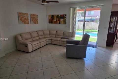 House in Miami, Florida 5 bedrooms, 231.51 sq.m. № 2036691 - photo 12