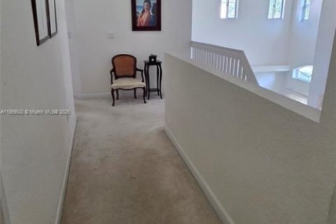 House in Miami, Florida 5 bedrooms, 231.51 sq.m. № 2036691 - photo 25