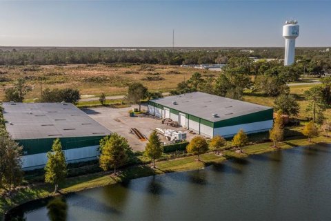 Immobilier commercial à Kissimmee, Floride 2341.14 m2 № 2235343